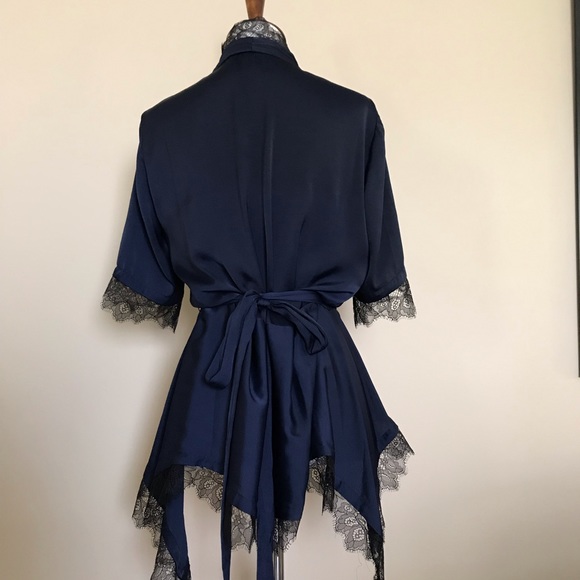 BCBG BCBGMAXAZRIA ‘Eunice’ Navy Blouse - Picture 5 of 7